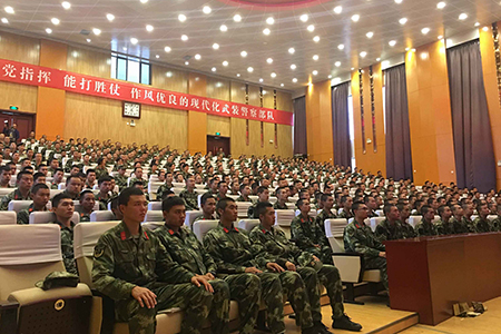 1508298212085054879.jpg 武警玉溪支队组织全体官兵,在礼堂集中收看了党的十九大开幕式盛况。(玉溪日报记者 沈阳 吴坤娱).jpg