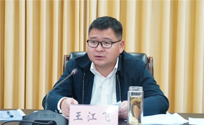 澄江市委副书记,市长王江飞出席会议并讲话,市委副书记张国华主持会议