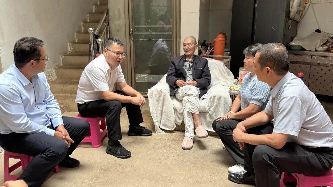 市委副书记、市长王江飞带队开展“八一”建军节走访慰问