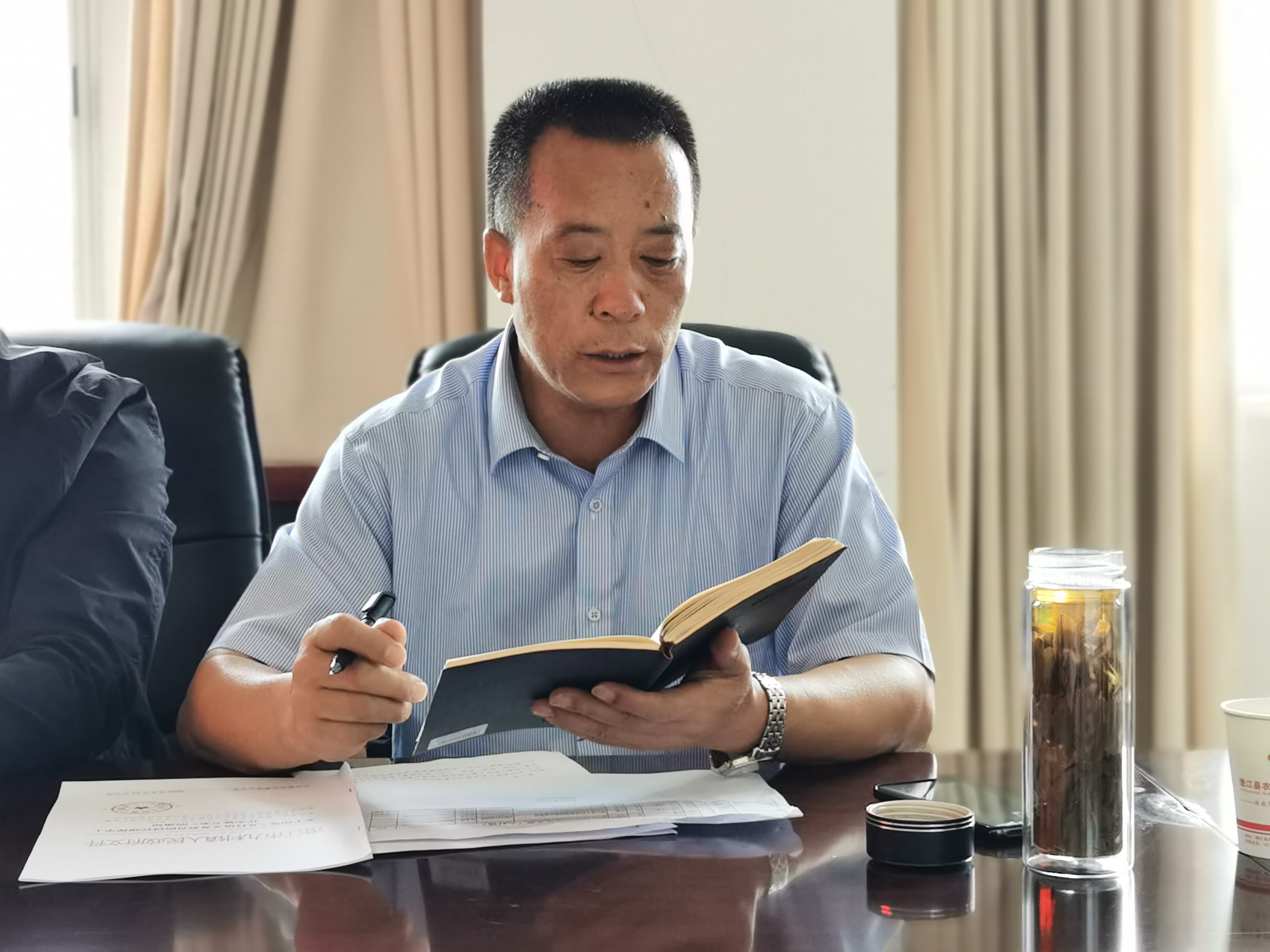 会议由九村镇党委委员,宣传委员周文荣主持,各村